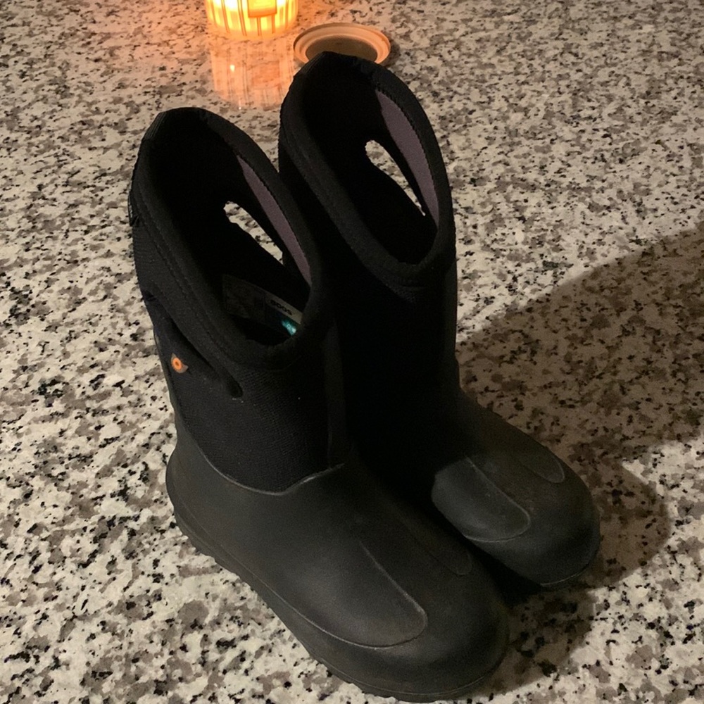 Boys used Bogs size 1